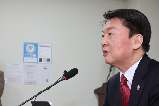 안철수 국민의힘 대표 후보가 6일 국회 의원회관에서 대통령실의 전당대회 선거개입 관련 긴급기자회견을 하고 있다.<연합뉴스>